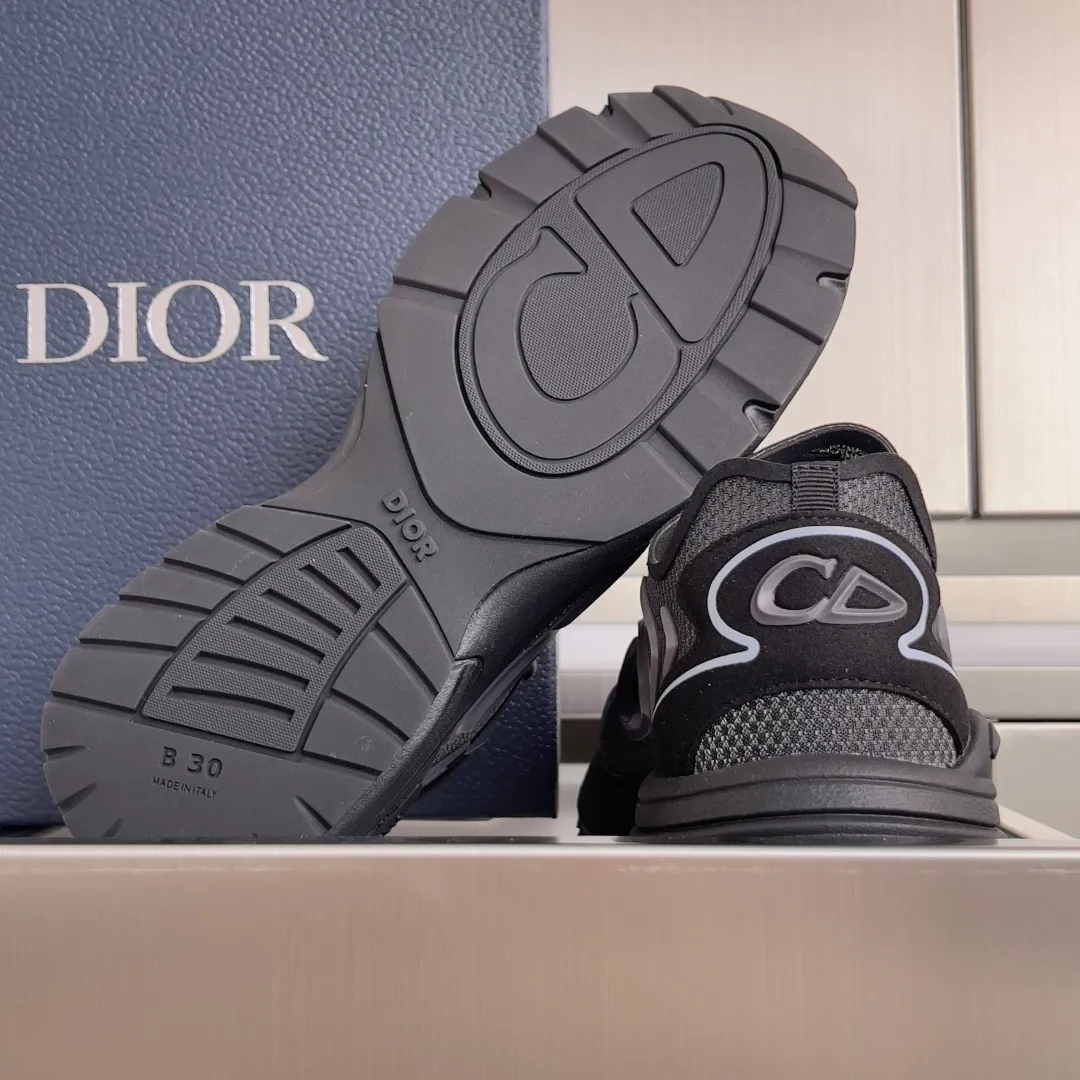 [DIOR] P: 560💰 Men's 39-44 (customized at 45.46) Dior Dior B30 series Countdown technology sneakers casual dad shoes This B30 Countdown technology sneaker is a new product in the 2026 spring men's wear series. The sports silhouette combines high-end logos and technological performance, making it unique. Lightweight and comfortable, it's inspired by modern running and crafted from materials like white and gray N30 nylon, a breathable technical fabric with multiple layers of translucence. Decorated with navy blue injection molded rubber panels and a graphic reinterpretation of the CD30 logo to enhance the style. Rubber Dior B30 and CD30 logos on the tongue and backside. The textured-effect sole is made from elastic rubber and foam and features classic details for ideal comfort. Can be matched with sportswear and casual outfits to create a sophisticated look. Exquisite packaging at the delivery counter 🛍📦 ▪️Fabric: original customized technical fabric + mesh ▪️Inner lining: customized breathable lining ▪️Outsole: original molded IP foam + TPU outsole ▪️Insole thickness: 3.5CM